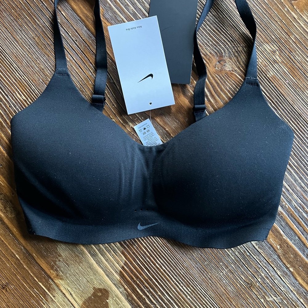 Nike Black Sports Bra with Adjustable Straps and Supportive Design